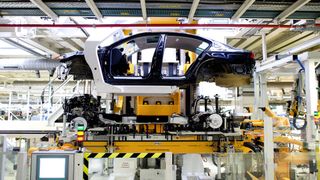 Während die Arbeiter in Emden wieder in Kurzarbeit gehen, soll die Fertigung in Zwickau und Dresden nächste Woche dagegen wieder normal laufen. (Bild: Volkswagen)