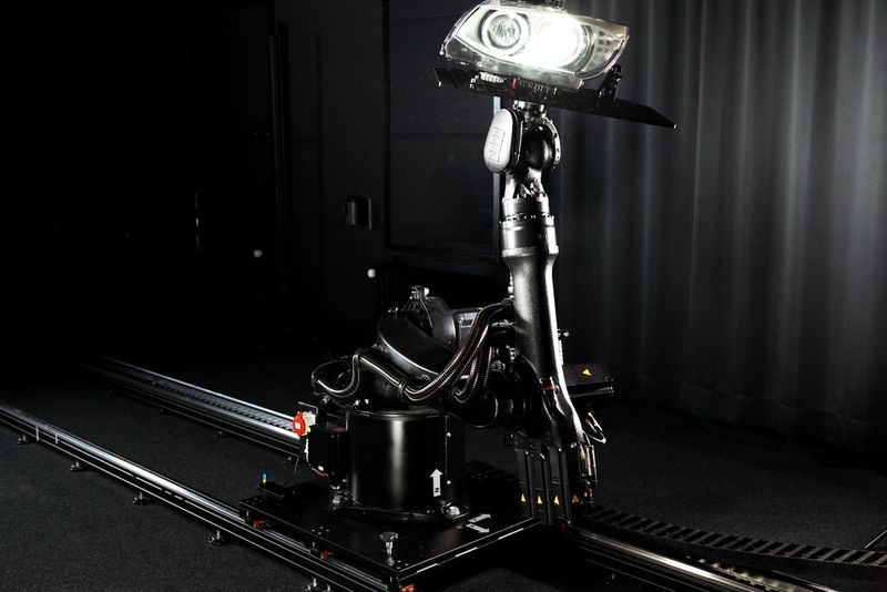 Die sechs Achsen des Roboters werden sowohl zum Positionieren desPrüflings als auch zur Winkelmanipulation genutzt. Zudem ist der Roboter auf einer Linearachse verfahrbar. (Bild: Kuka)
