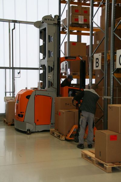 Durch das neue Logistikzentrum und veränderte Prozesse konnte der Lagerbestand um 1,5 Millionen Euro gesenkt werden. (Bild: LABORPRAXIS/Platthaus)