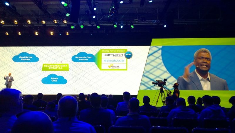 Bei NetApps neuem Private-Storage-Modell nutzen Firmen nur die Rechenleistung von Cloud-Infrastrukturen wie AWS, Azure oder Softlayer. Die Daten liegen auf eigenen NetApp-Appliances bei einem Colocation-Dienstleister. (IT-Business)