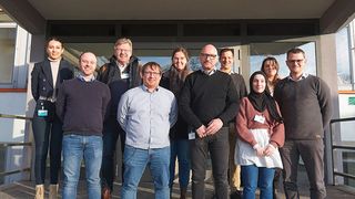 Kick-off für das Projekt Befuel (v.l.): Ramineh Rad (Ruhr-Universität Bochum), Dr. Daniel Siegmund (Fraunhofer Umsicht), Prof. Dr. Karl-Georg Schmelz (Emschergenossenschaft Lippeverband), Prof. Dr. Dirk Tischler (Ruhr-Universität Bochum), Rebecca Schwantes (Solarspring), Dr. Jens Alex (Institut für Automation und Kommunikation e.V.), Dr. Tito Gehring (Ruhr-Universität Bochum), Beyzanur Celebi (Ruhr-Universität Bochum), Emeline Melchiors (Ruhr-Universität Bochum), Prof. Dr. Ulf-Peter Apfel (Fraunhofer Umsicht | Ruhr-Universität Bochum). (Bild: Fraunhofer Umsicht)