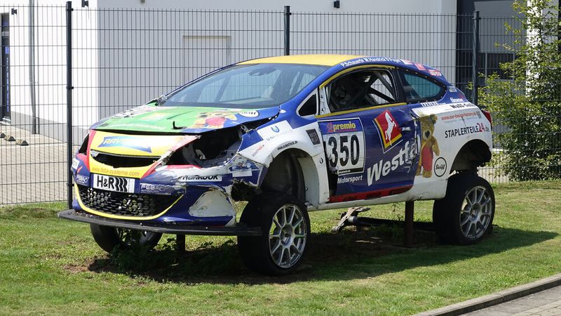 Im Kundenempfang ist auch diese verunfallte Rennsportkarosse eines Opel Astra J tätig. (Bild: Schreiner/»kfz-betrieb«)