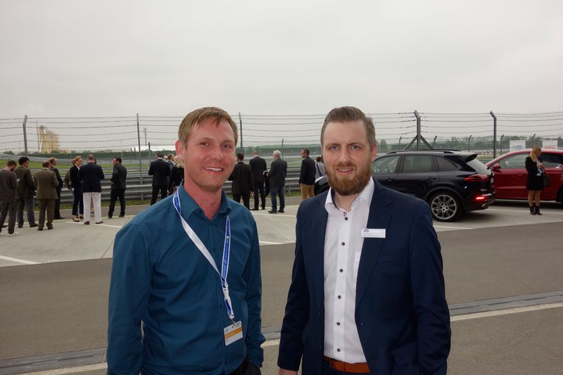 (l.) Matthias Völkl, Cherry, und Kevin Kellner, BenQ, schauen sich das Spektakel lieber nur an. (Bild: IT-BUSINESS)