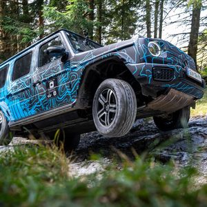 Die Batterie des EQG ist in den Leiterrahmen eingebettet und wie der Unterboden als Ganzes stets gut abgedichtet und gepanzert.(Bild:  Mercedes-Benz)