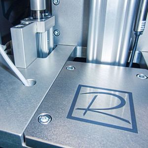 Immer das richtige Programm abspulen: Die LEY-Antriebe von SMC wechseln schnell zwischen Positionier- und Kraftmodus für einen effizienten, automatischen Fügeprozess.(Bild:  SMC)