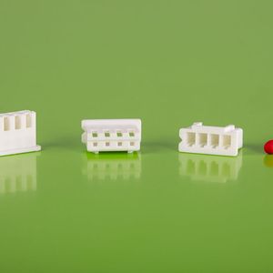 Und so schauen die Fakuma-Spritzgussteile aus, die Engel in Halle A5 in Massen spritzgießen wird. Klein, präzise und stets gleichbleibend von der Qualität her, weil Engel auch dafür das richtige Feature in die Fertigungszelle integriert hat.(Bild:  Engel)