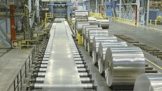 Walzen von Aluminium im Warmwalzwerk in Oswego, NY (USA) (Bild: Novelis)