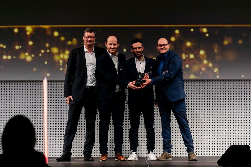 Ein Sensor macht das Rennen: Der Micropilot FMR43 von Endress+Hauser liegt in der Gunst des Prozessinstrumentierungs-Publikums vorne. Glückwunsch! (Bild: VCG / Human)