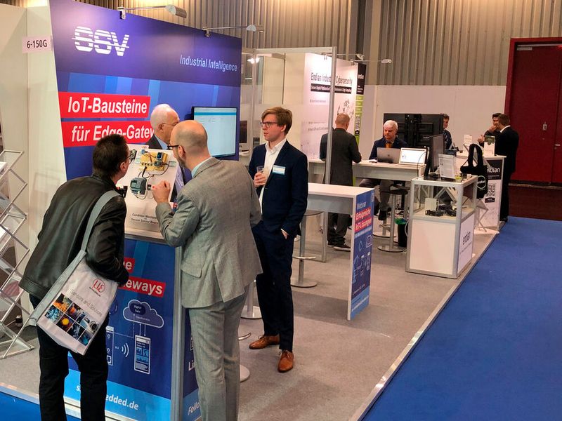 SSV zeigte ein adaptives Bausteinkonzept für industrielle IoT-Anwendungen, deren Zentrum eine Hardware-agnostische Firmware für Edge-Gateways bildet. Das konfigurierbare Betriebssystem könne sowohl auf Embedded-Systemen als auch in Docker Containern laufen und unterstütze KI-Funktionen, die durch Tensorflow oder TinyML integriert werden können. (Bild: Vogel Communications Group)