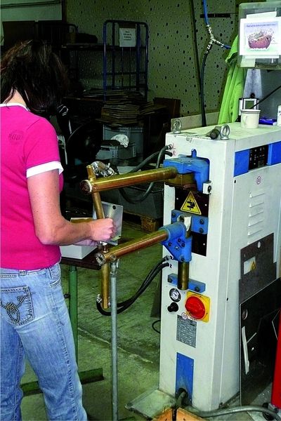 Auch dann, wenn verschiedene Bauteile gefügt werden müssen wie beim Punktschweißen, ist Handarbeit nötig. (Archiv: Vogel Business Media)