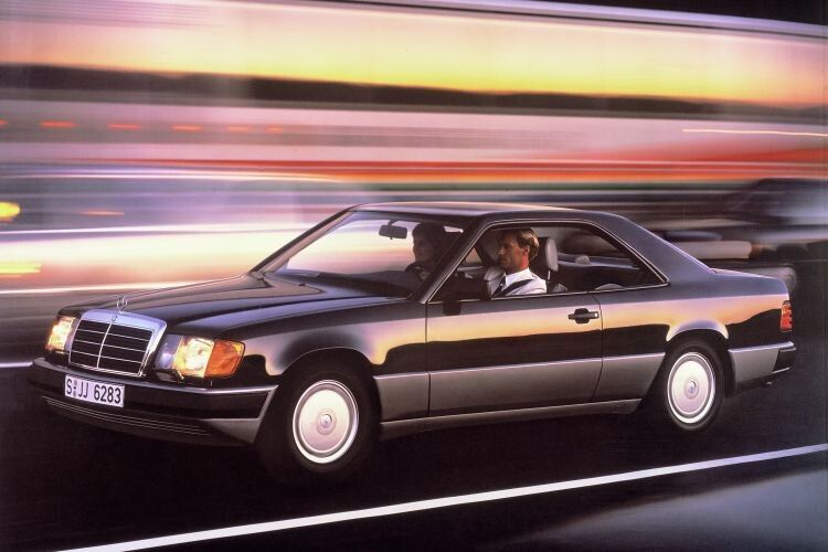Die Coupe-Karosserie war ein fester Bestandteil der Modellpolitik von Mercedes-Benz. Die auch die 124er-Reihe ohne B-Säulen daher kam, hatten die Fahrzeuge keine Scheibenrahmen. Man konnte die rahmenlosen Seitenscheiben (vorne wie hinten) vollständig versenken. (Foto: Daimler)