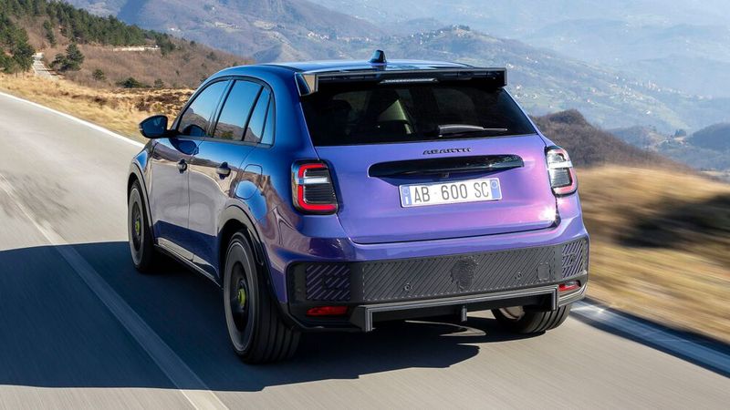 Der Scorpionissima hat nicht nur spürbar mehr Wumms, sondern auch einige sinnvolle Extras an Bord. (Bild: Abarth)