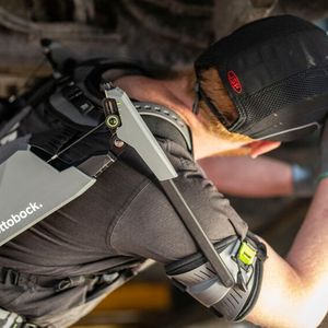 Durch die Exoskelette lasten 70 Kilogramm weniger Druck auf die Lendenwirbelsäule pro Hebevorgang sowie bis zu zehn Newtonmeter weniger Drehmoment auf den Schultergelenken bei der Arbeit über Kopf. (Bild:  MAN)