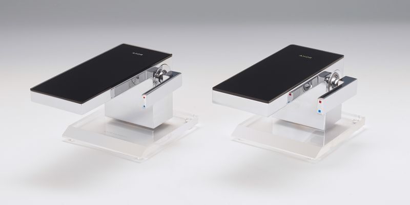 2. Platz: Waschtischmischer „AXOR MyEdition“ – Hansgrohe (Original, links) konnte, nach monatelanger Recherche und in Zusammenarbeit mit dem lokalen Kaiping PSB Public Security Bureau (Fälschung, rechts), in einer Razzia ein großes chinesisches Fälscher-Netzwerk zerschlagen. Kopiert wurden neben den von Hansgrohe geschützten Designs vor allem die international renommierten, auch in China eingetragenen Marken „hansgrohe“ und „AXOR“. Die Fälschungen wurden online, u. a. auf taobao.com, mit Originalfotos beworben und zu Spottpreisen angeboten. Entsprechend minderwertig sind Materialien und Verarbeitung der Fälschungen. Großer Erfolg: Drei Hauptverantwortliche des Netzwerks wurden inhaftiert und werden aktuell strafrechtlich verfolgt.  (Bild: Aktion Plagiarius e.V.)