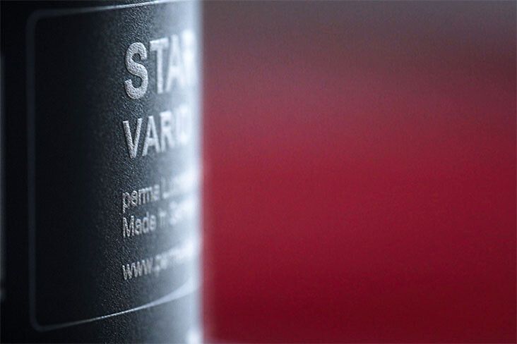 Perma-tec ist ein Spezialist für automatische Schmiersysteme, die viele Komponenten aus Kunststoffen haben. Statt mit Klebeetiketten werden diese jetzt mit dem Laser markiert. (Bild: Trumpf)