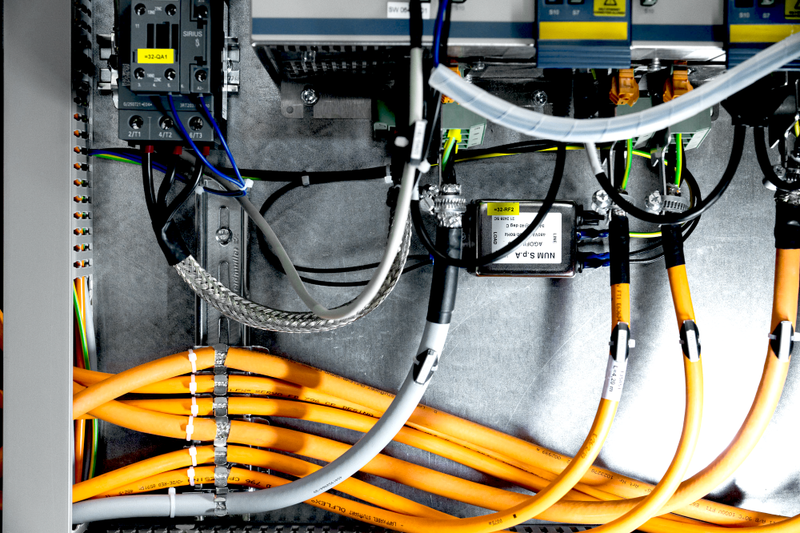 Für eine hohe Prozessstabilität setzt Ulmer auf individuell konfektionierte Servo- und Anschlussleitungen von Lapp Harnessing Solutions.(Bild:  Lapp)