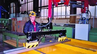 Der Posimat hält Lastgewichte in Balance und ermöglicht ein nahezu lastfreies Manipulieren von Handhabungsgütern. (Archiv: Vogel Business Media)