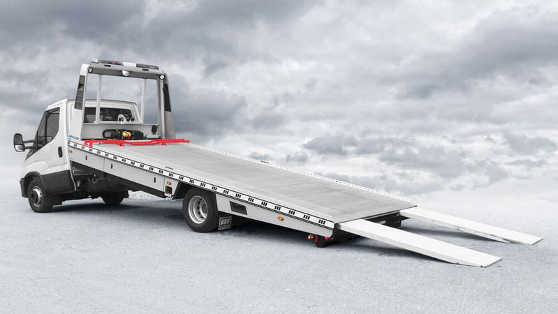 Mit 6.200 mm Länge und 2.290 mm Breite bietet die Ladefläche des Blitzladers HD ausreichend Platz, um auch längere und breitere Fahrzeuge zu transportieren.