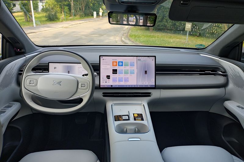 1. Cockpit-Integration mit Luft nach oben: Instrumentencluster und Zentralbildschirm wirken lediglich aufgesetzt statt organisch ins Cockpit integriert. Deutsche Hersteller betreiben hier mehr Aufwand – wohl auch zu höheren Kosten. Ein Head-up-Display gibt es nicht. (Bild: Sven Prawitz/Vogel Communications Group)
