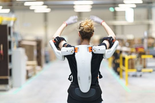 Das pneumatisch betriebene Assistenzsystem passt sich dem Körper an wie eine zweite Haut und unterstützt bei jeder Hebebewegung – spürbar, effektiv und nahezu intuitiv. (Bild:  U.I. Lapp)