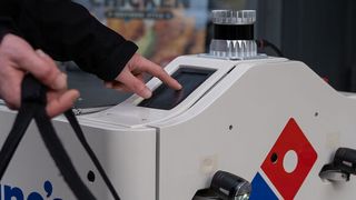 Domino's startet mit semi-autonomen Lieferroboter von KI-Experte Teraki in eine fünfwöchige Testphase in Berlin. (Bild: Domino's Pizza Deutschland GmbH)