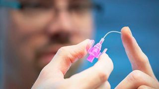 Schläuche für die Medizintechnik sind eins von vielen Anwendungsgebieten für Polyurethane.  (Fraunhofer IAP)