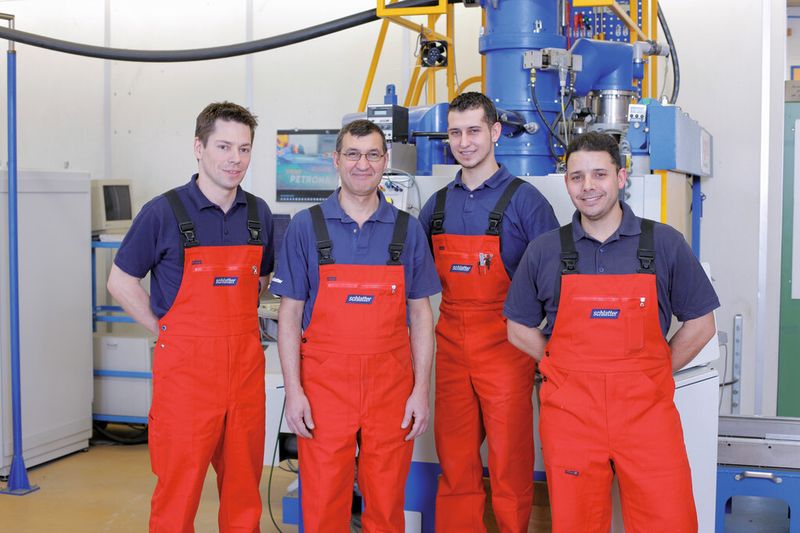 Bild 2: das Elektronenstrahl-Team vor einer 150-kV-Elektronenstrahl-Schweissanlage mit einer Leistung von 15 kW. (Bild: Schlatter)