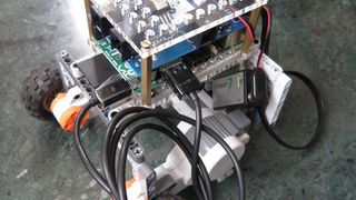 BrickPi: Die Platine, aufgesteckt auf einen Raspberry Pi macht diesen zum Roboter (Bild: Dexter Industries)