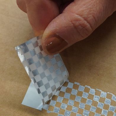 Nichts für Schachspieler: Das neue manipulationssichere Haftmaterial „HERMAvoid“ bietet sichtbaren Schutz für Produkte und Marken. (Bild: Herma)