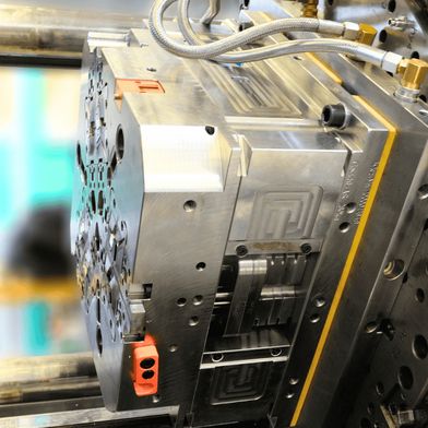 Drehtellertechnologie im Mehrkomponentenspritzguss ist mehr als eine Rotationsbewegung: Werkzeug, Medienführung, Maschinenlayout und Wartungskonzept müssen frühzeitig als Gesamtsystem ausgelegt werden. (Bild: Polar-Form)