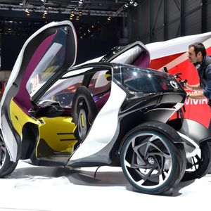 Toyotas i-TRIL ist eine Elektrostudie, die als 1+2-Sitzer konzipiert worden ist. Die eingesetzte Active-Lean-Technologie soll das Fahrzeug selbstständig stabilisieren, der Fahrer muss bei geringer Geschwindigkeit oder im Stand nicht seine Füße einsetzen. 