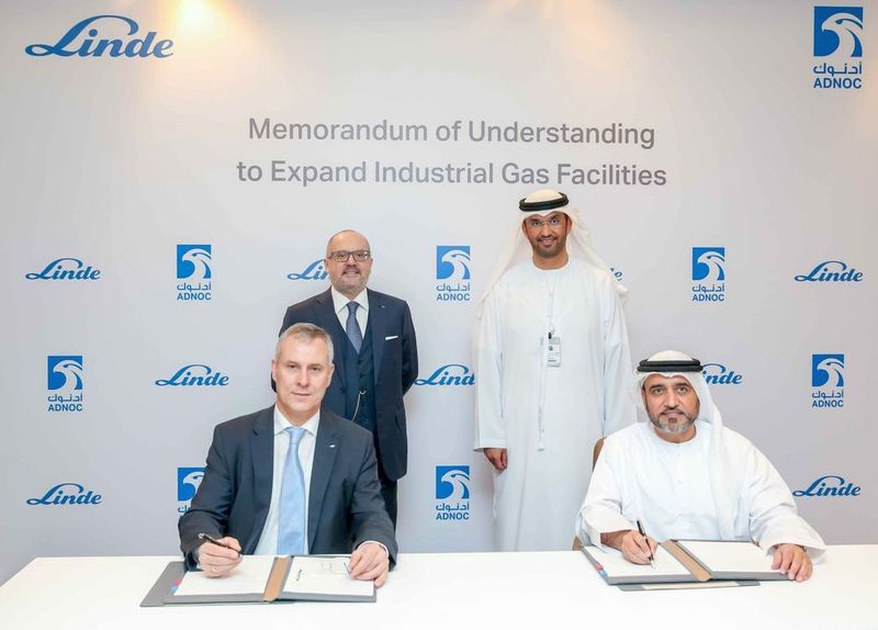 Abdulaziz Alhajri, Downstream Director Adnoc, and Bernd Eulitz, Member of the Executive Board of Linde, sign the partnership agreement in the presence of Dr Sultan Ahmed Al Jaber, UAE Minister of State and Adnoc Group CEO and Prof Dr Aldo Belloni, CEO of The Linde Group  (The Linde Group)