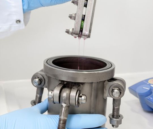 Um die Dichtungswirkung von Elastosil LR 3822 zu testen, wurden bei Wacker Proben unter hohem Anpressdruck in einer Glycol-Wasser-Mischung bei 125 °C gelagert. Nach 1.000 Stunden betrug der Druckverformungsrest 44 Prozent.(Bild:  Wacker Chemie)