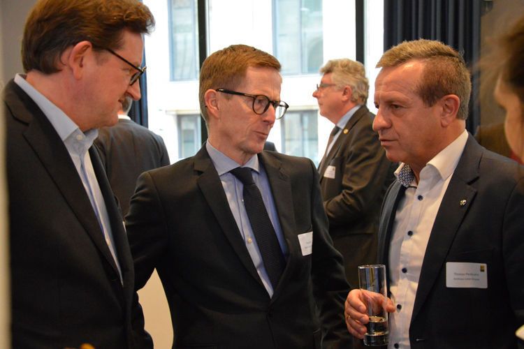 Die Präsentation war auch ein wichtiges Networking-Treffen für die Kfz-Branche. Im Bild (v. l.): Stefan Vorbeck, Vorstandsmitglied im Zentralverband Deutsches Kraftfahrzeuggewerbe (ZDK), Oliver Bohn vom Autohaus Kuhn und Witte (VW, Audi) und ZDK-Vizepräsident Thomas Peckruhn.  (Achter/»kfz-betrieb«)