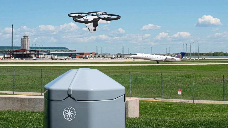 Das Beehive-System ermöglicht die autonome Überwachung großer Areale. Es besteht aus der „Bee“-Drohne und der „Hive“-Basis-Station.(Bild:  Bicker Elektronik)