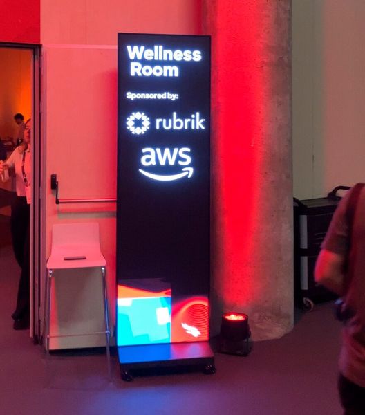 Neben der Partner-Lounge gab es auch einen Wellnessbereich. Nach getaner Arbeit konnte man dort einfach mal abschalten. (Bild: Vogel IT-Medien )