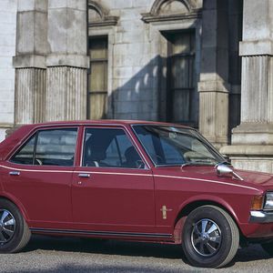 Die erste Generation des „Galant“ ging 1969 in Produktion und trat damit das Erbe der Modelle „Colt 1200“ und „ Colt 1500“ an. Anfangs gab es ihn lediglich als viertürige Limousine mit 1,3- oder 1,5-Liter-Vierzylindermotor. Im Frühjahr 1970 folgte ein zweitüriges Stufenheck-Coupé, das als erstes japanisches Auto auf B-Säulen verzichtete (sogenanntes Hardtop-Coupé). (Bild:  Mitsubishi Motors)