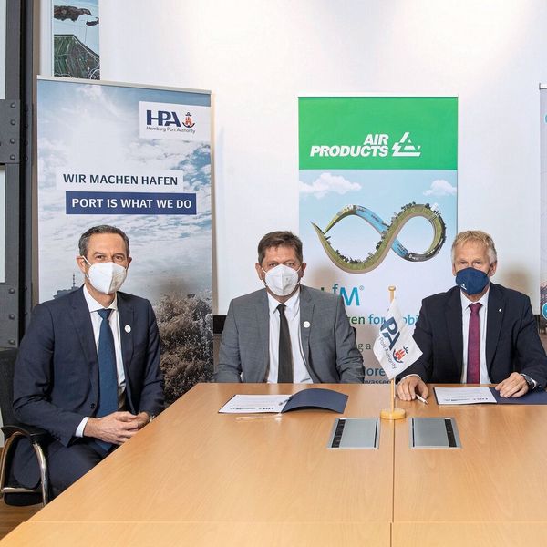 Von links nach rechts: Kurt Lefevere (Vice President Northern Continent bei Air Products), Stephan König (Director Operations and Supply Chain Performance bei Air Products Europe and Africa), Jens Meier (CEO der Hamburg Port Authority). (Hamburg Port Authority / Andreas Schmidt-Wiethoff)