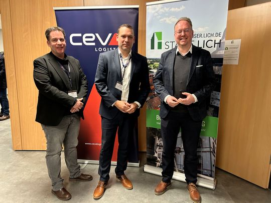 Bei der Informationsveranstaltung (v.l.): Jan Mach, Senior HR Manager, und Sebastian Golombek, Vertragslogistikmanager für Norddeutschland (beide Ceva), zusammen mit Lichs Bürgermeister Dr. Julien Neubert(Bild:  Ceva)