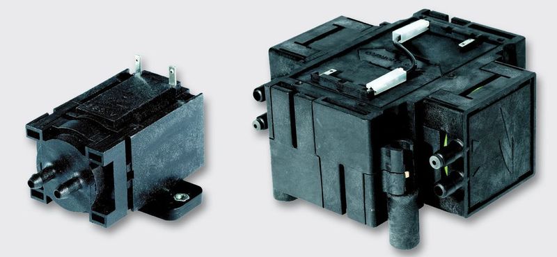 Bild 6: Linearpumpen sind extrem wartungsarm und langlebig.	 a SMG-Linearpumpen: Volumenstrom bis 1,4 l/min, Druck maximal 0,45 bar, Vakuum bis 22%;  b LM-Linearpumpen: Volumenstrom bis 22 l/min, maximaler Dauerdruck 0,3 bar  (Bild: Gardner Denver Thomas)
