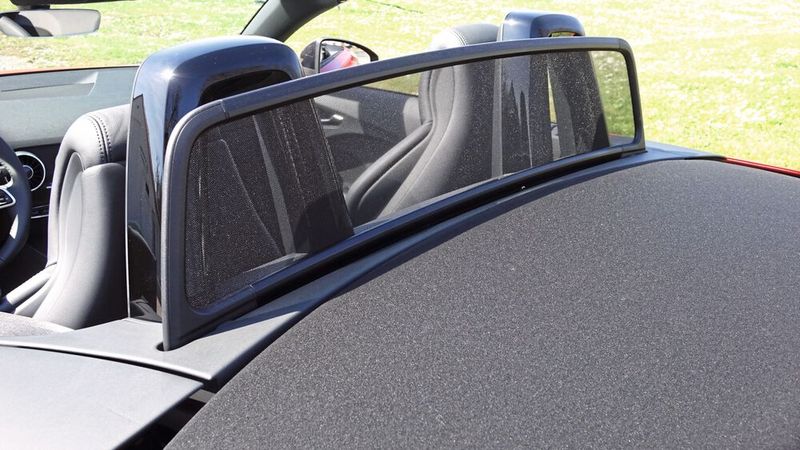 Gut, aber auch nicht ohne Aufpreis: das elektrisch ausfahrbare Windschott für 450 Euro. (Bild: Dominsky – »kfz-betrieb« )