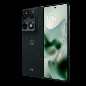Das  6,6 Zoll große Außendisplay löst mit 2.520 x 1.080 Pixeln auf und bietet Spitzenhelligkeiten von bis zu 6.000 Nits.  (Bild:  Motorola)