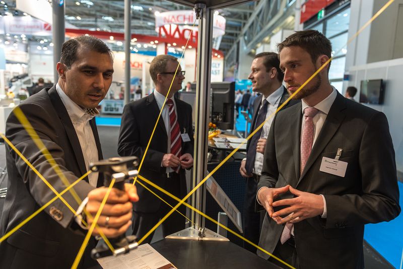 Am 3. Juni 2014 öffnete die Automatica in München wieder ihre Tore. Der Besuchermagnet sind in diesem Jahr ganz klar die Serviceroboter, die auf der Messe erstmals in einem eigenen Ausstellungsbereich präsentiert werden. (Thomas Plettenberg/Messe München)