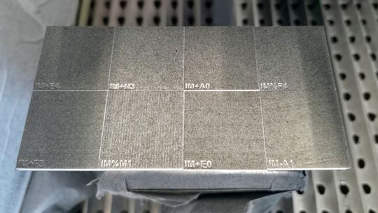 Das ist ein Muster aus Versuchen, wo es im Rahmen des Projekts „Ableitfähiges Imprägniermittel“ darum geht, additiv gefertigte Kunststoffteile auch für Anwendungen mit hohen Ansprüchen an die elektrische  Sicherheit fit zu machen, wie das SKZ aus Würzburg informiert.(Bild:  SKZ / E. Schleiger)