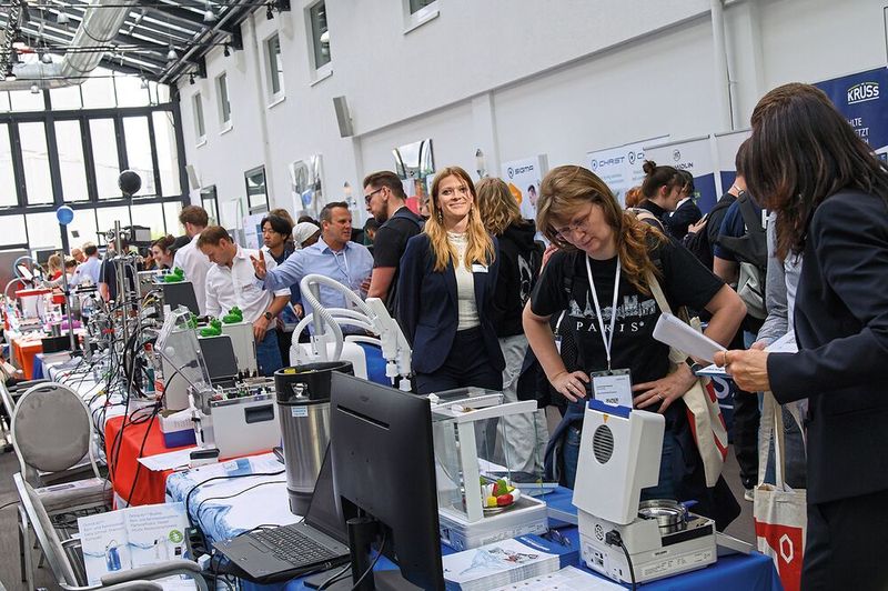 Die Aussteller waren mit Eifer dabei. Hier blieb kein Stuhl besetzt, weil alle vor den Tischen mit Besuchern im Gespräch waren.   Mehr Infos zu den kommenden LAB-SUPPLY-Messen finden Sie auf www.lab-supply.info (Bild: Stefan Stark)