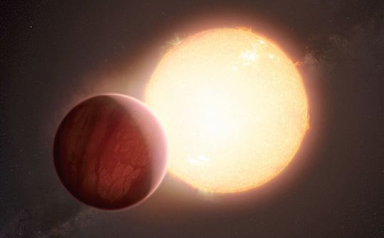 Diese künstlerische Darstellung zeigt einen ultraheißen Exoplaneten, einen Planeten jenseits unseres Sonnensystems, der kurz vor dem Transit vor seinem Wirtsstern steht. Wenn das Licht des Sterns die Atmosphäre des Planeten durchdringt, wird es durch die chemischen Elemente und Moleküle in der gasförmigen Schicht gefiltert. Mit empfindlichen Instrumenten lassen sich die Signaturen dieser Elemente und Moleküle von der Erde aus beobachten. Diese künstlerische Darstellung zeigt einen ultraheißen Exoplaneten, einen Planeten jenseits unseres Sonnensystems, der kurz vor dem Transit vor seinem Wirtsstern steht. Wenn das Licht des Sterns die Atmosphäre des Planeten durchdringt, wird es durch die chemischen Elemente und Moleküle in der gasförmigen Schicht gefiltert. Mit empfindlichen Instrumenten lassen sich die Signaturen dieser Elemente und Moleküle von der Erde aus beobachten.