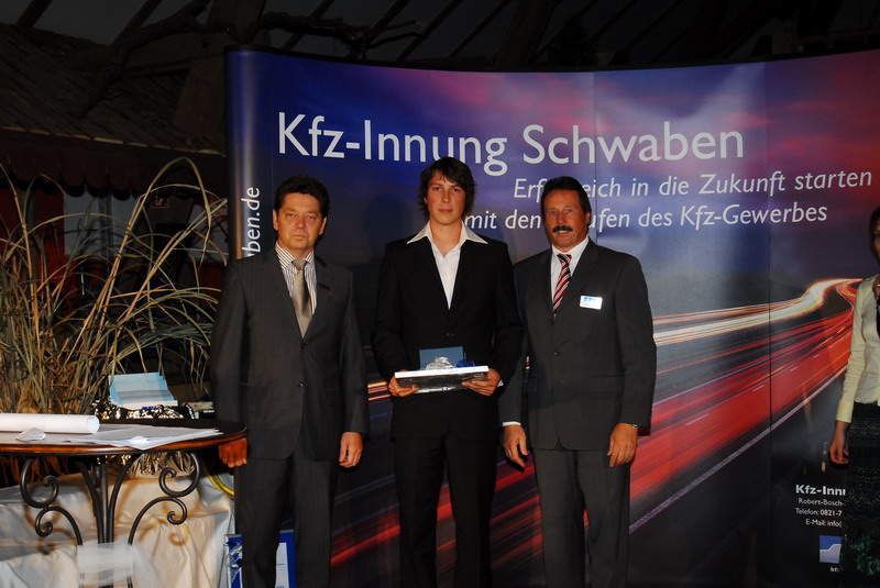 Gut, besser, am besten: Alois Huber (li.) und Günther Haller (re.) gratulierten Daniel Wagner, der die Prüfungen mit dem besten Ergebnis meisterte. (Archiv: Vogel Business Media)