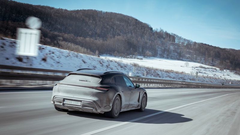 Egal wie dreckig das Fahrzeug für die offizielle Premiere des Porsche Taycan Cross Turismo wurde, es durfte nicht gewaschen werden. (Bild: Porsche)