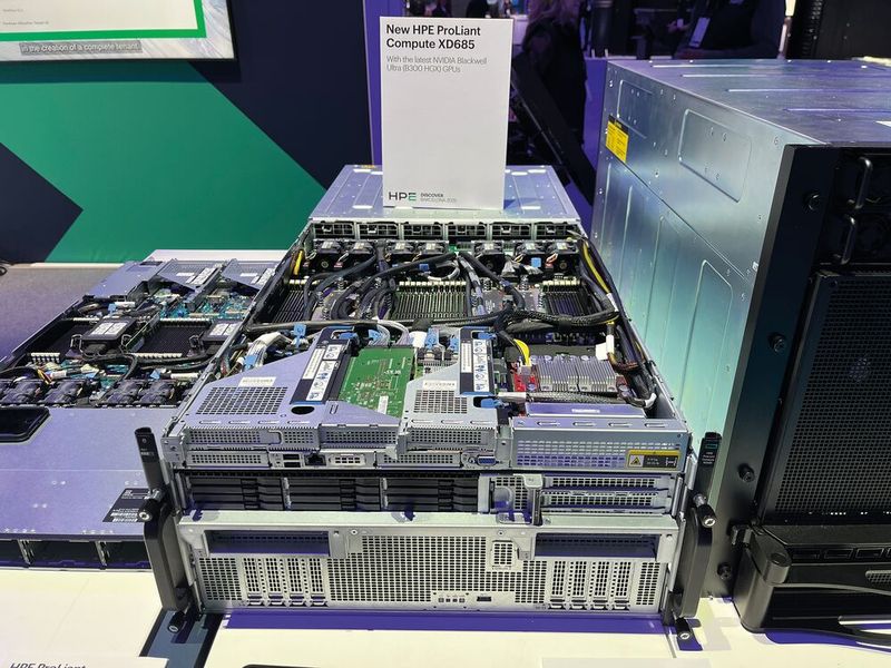 Der HPE Proliant Compute XD685 in der Nvidia-Variante bringt dank Flüssigkeitskühlung acht Nvidia-B300-GPUs in einem 5U-Gehäuse unter. Die luftgekühlte Variante rechts daneben belegt dagegen 10 Höheneinheiten im Rack. (Bild: Vogel IT-Medien)