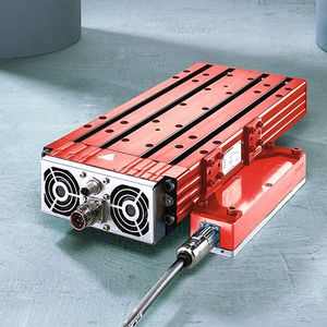 Bild 1: Mit dem Linearmotor SL2 erreicht die Fügeeinheit annähernd Erdbeschleunigung.